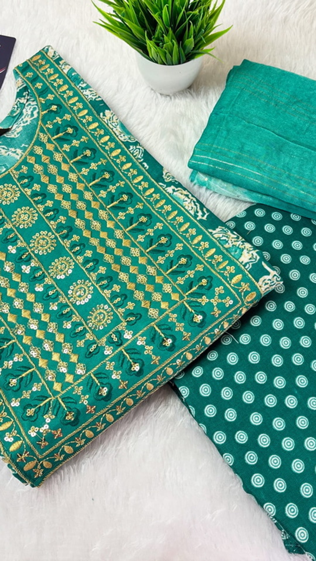 Rama Green Three Piece Set, photograph 2 of 3