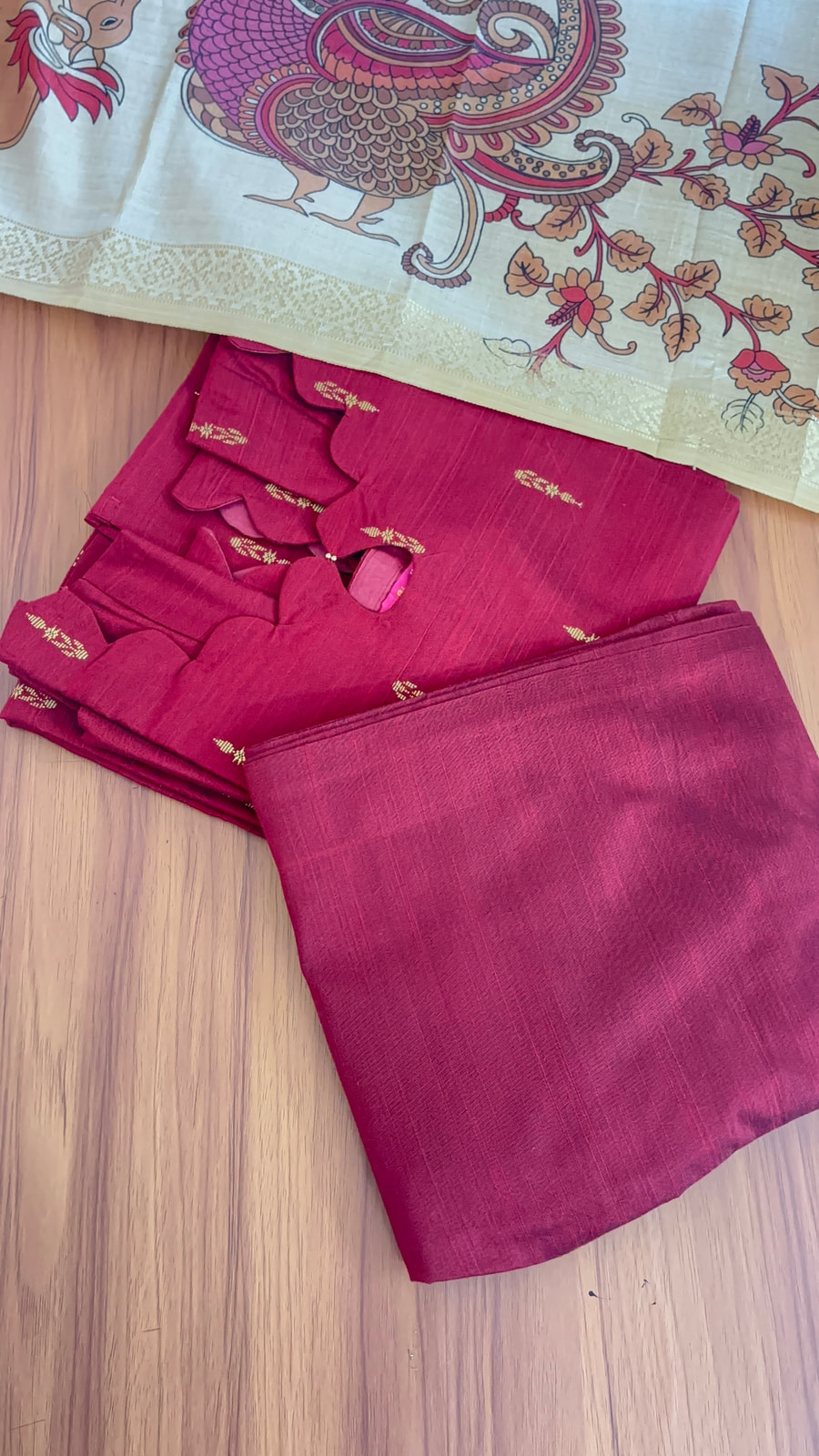 Araku matron with cream shade kalamkari pichwai duppata, photograph 3 of 5
